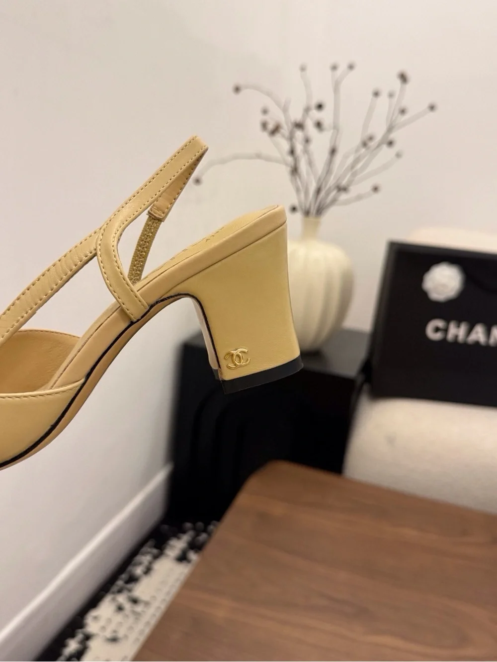 CHANEL elegant slingback
